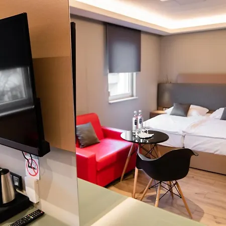 Zum Gruenen Baum Frankfurt Airport בית הארחה קלסטרבאך