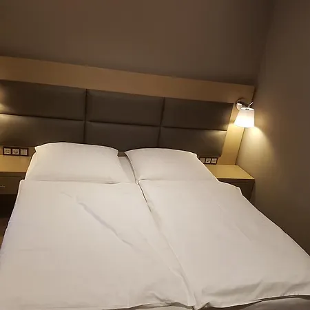 Zum Gruenen Baum Frankfurt Airport Guest house Kelsterbach