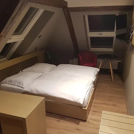 בית הארחה Zum Gruenen Baum Frankfurt Airport קלסטרבאך