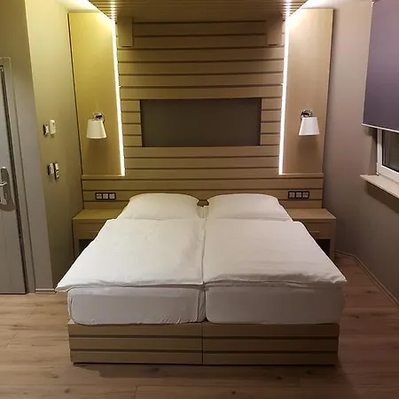 Zum Gruenen Baum Frankfurt Airport בית הארחה 3*