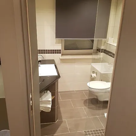 Zum Gruenen Baum Frankfurt Airport בית הארחה 3*