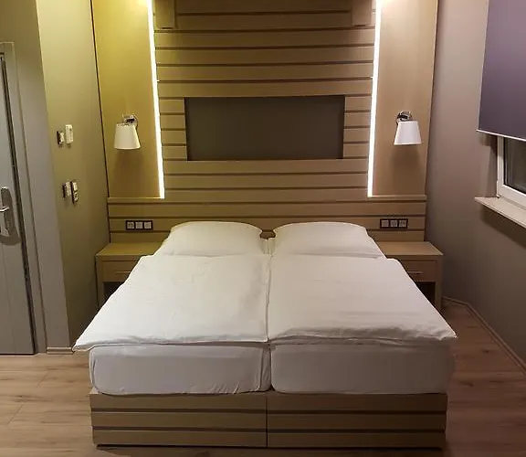 Zum Gruenen Baum Frankfurt Airport Casa de hóspedes 3*