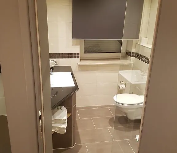 Zum Gruenen Baum Frankfurt Airport Casa de hóspedes 3*